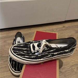 Men’s Vans Black and White Barbed Wire Design Sneakers